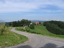 Activities in the area:
Skiing, horseback riding, tennis, indoor swimming pool, outdoor swimming pool, sauna, skating, hang-gliding, bowling, hunting, fishing