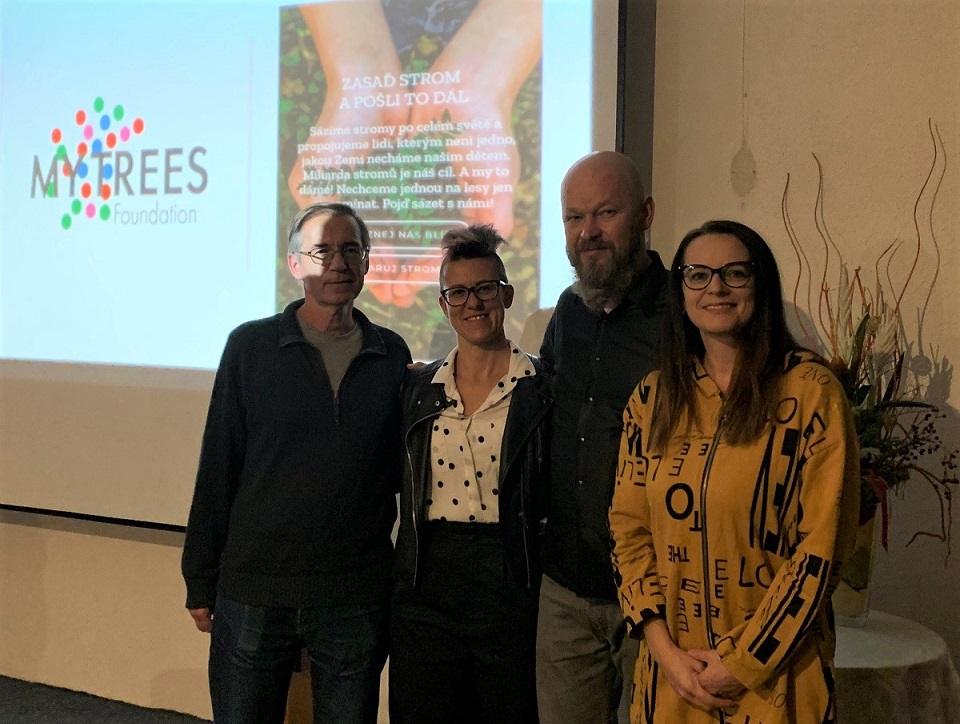 Foto conjunta de una reunión con los fundadores del proyecto My Trees en Brno / Chequia. En la foto de izquierda a derecha: Zdenek Pernica / PERNICA.BIZ, socio e inversionista de MY TREES, Beata Pilná, Presidente de la Junta, DEGIRANS SE, esposa de Jaroslav Pilný y fundadora de la Fundación MY TREES, Jaroslav Pilný, fundador del proyecto MY TREES, esposo de Beata Pilná y Vladka Anderson, director ejecutivo de Perfect Network, Inc.